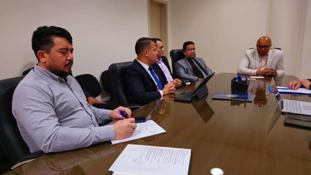 Representantes da Sesau, do MPC e do TCE na reunião desta segunda-feira