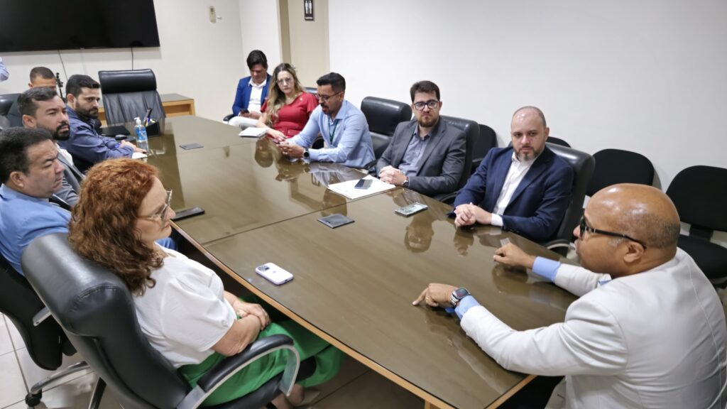 Entre as questões debatidas, a melhoria das condições de trabalho para os profissionais da saúde